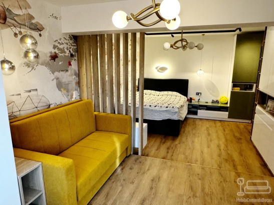 Mobilier dormitor pentru copil din MDF vopsit, cu pat tapițat și iluminare LED