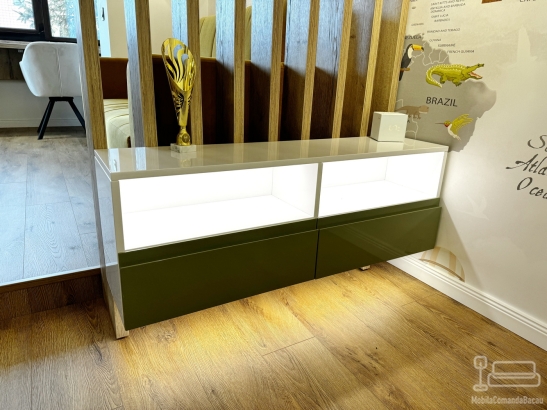 Mobilier dormitor pentru copil din MDF vopsit, cu pat tapițat și iluminare LED