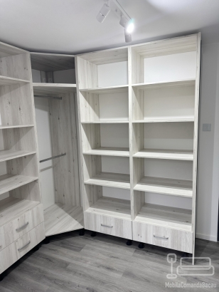 Cameră Dressing Multifuncțională cu Masă de Călcat Incorporată