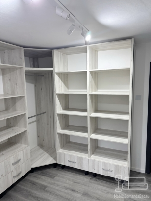 Cameră Dressing Multifuncțională cu Masă de Călcat Incorporată