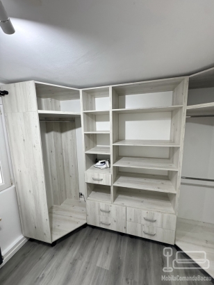 Cameră Dressing Multifuncțională cu Masă de Călcat Incorporată