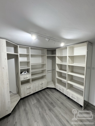 Cameră Dressing Multifuncțională cu Masă de Călcat Incorporată
