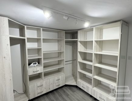 Cameră Dressing Multifuncțională cu Masă de Călcat Incorporată