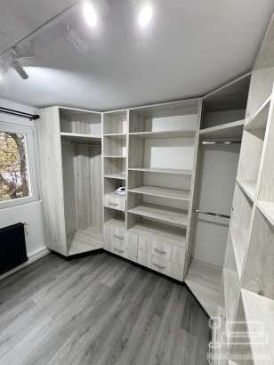Cameră Dressing Multifuncțională cu Masă de Călcat Incorporată