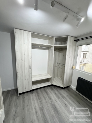 Cameră Dressing Multifuncțională cu Masă de Călcat Incorporată