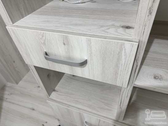 Cameră Dressing Multifuncțională cu Masă de Călcat Incorporată
