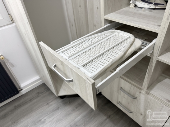 Cameră Dressing Multifuncțională cu Masă de Călcat Incorporată