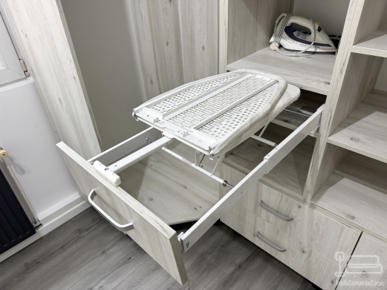 Cameră Dressing Multifuncțională cu Masă de Călcat Incorporată