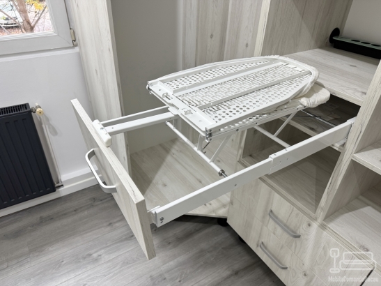 Cameră Dressing Multifuncțională cu Masă de Călcat Incorporată