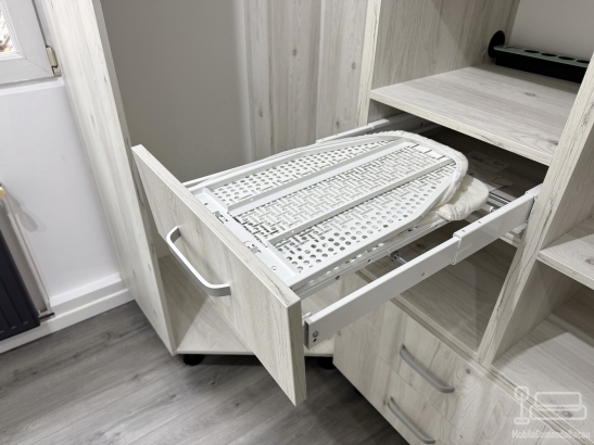 Cameră Dressing Multifuncțională cu Masă de Călcat Incorporată