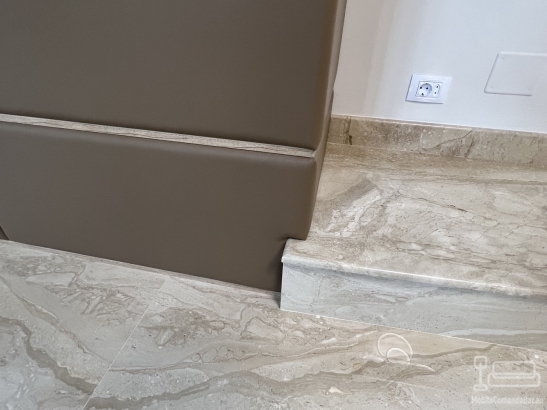 Perete tapițat din piele, cu nișe decorative și integrare electrică