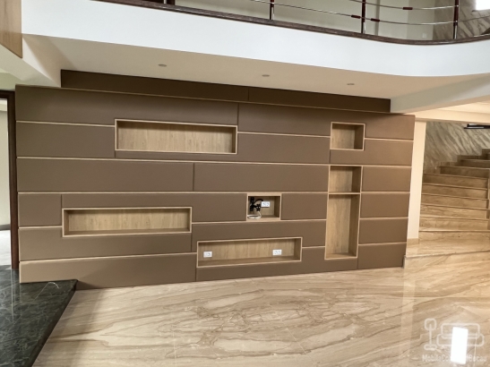 Perete tapițat din piele, cu nișe decorative și integrare electrică