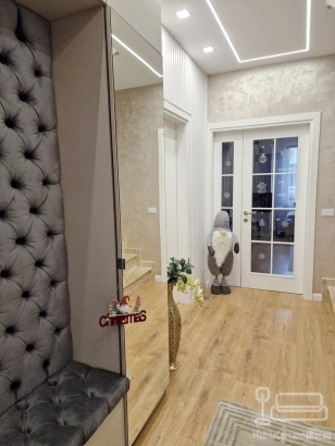 Mobilier hol din MDF vopsit cu riflaje – proiect la comandă în Bacău
