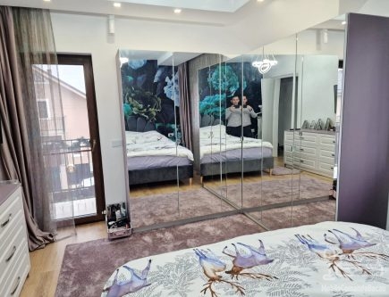 Dormitor matrimonial la comandă – pat tapițat 200×180, dulap pe colț cu uși oglindă și comodă din MDF vopsit