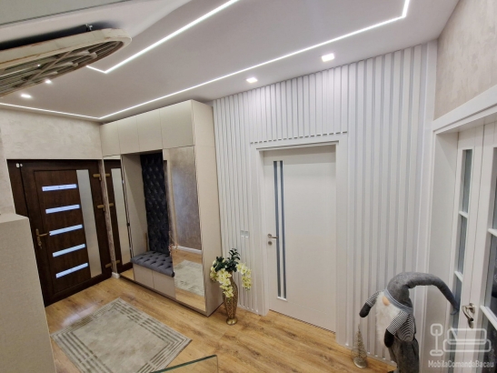 Mobilier hol din MDF vopsit cu riflaje – proiect la comandă în Bacău