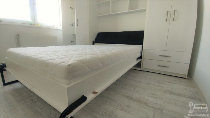 Dormitor alb cu pat rabatabil si spatii de depozitare D 295
