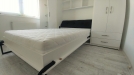 Dormitor alb cu pat rabatabil si spatii de depozitare D 295