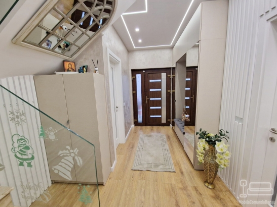 Mobilier hol din MDF vopsit cu riflaje – proiect la comandă în Bacău