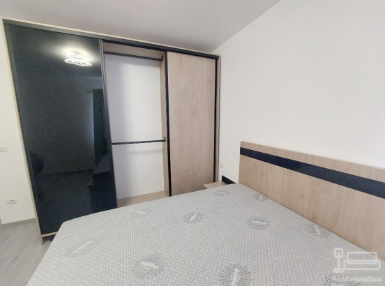 Mobilier dormitor la comandă – dressing cu uși glisante, pat rabatabil și comodă, Bacău