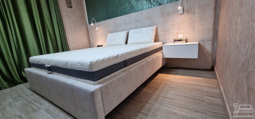Pat tapițat cu somieră rabatabilă 200×160 și set de două noptiere din MDF vopsit – Bacău