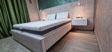 Pat tapițat cu somieră rabatabilă 200×160 și set de două noptiere din MDF vopsit – Bacău