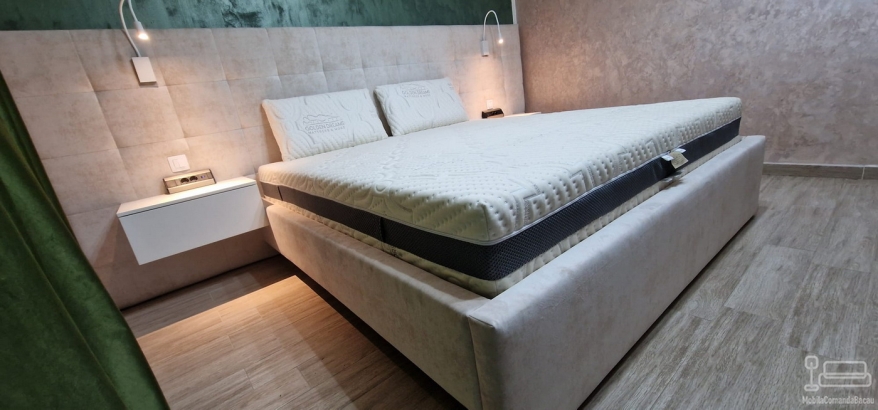 Pat tapițat cu somieră rabatabilă 200×160 și set de două noptiere din MDF vopsit – Bacău