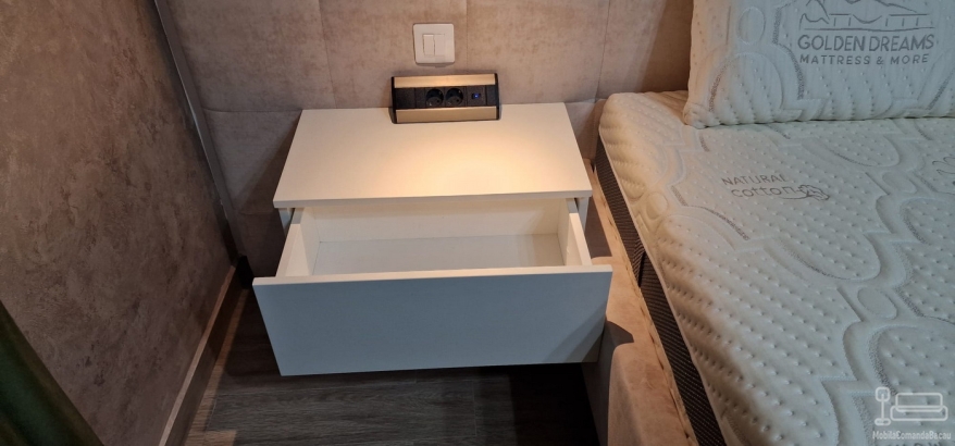 Pat tapițat cu somieră rabatabilă 200×160 și set de două noptiere din MDF vopsit – Bacău