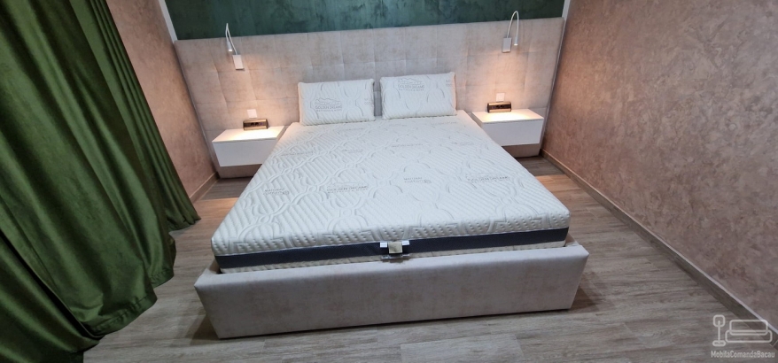 Pat tapițat cu somieră rabatabilă 200×160 și set de două noptiere din MDF vopsit – Bacău