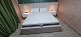 Pat tapițat cu somieră rabatabilă 200×160 și set de două noptiere din MDF vopsit – Bacău