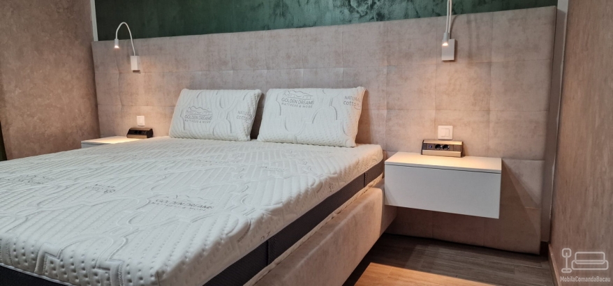 Pat tapițat cu somieră rabatabilă 200×160 și set de două noptiere din MDF vopsit – Bacău
