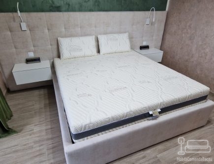 Pat tapițat cu somieră rabatabilă 200×160 și set de două noptiere din MDF vopsit – Bacău