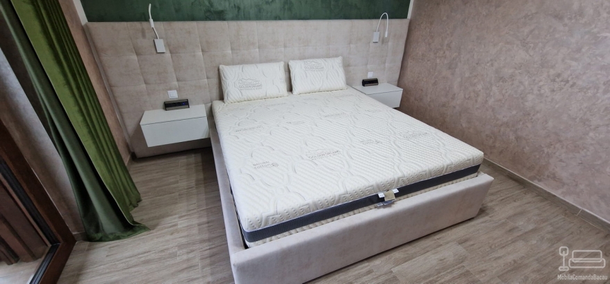 Pat tapițat cu somieră rabatabilă 200×160 și set de două noptiere din MDF vopsit – Bacău