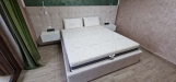 Pat tapițat cu somieră rabatabilă 200×160 și set de două noptiere din MDF vopsit – Bacău
