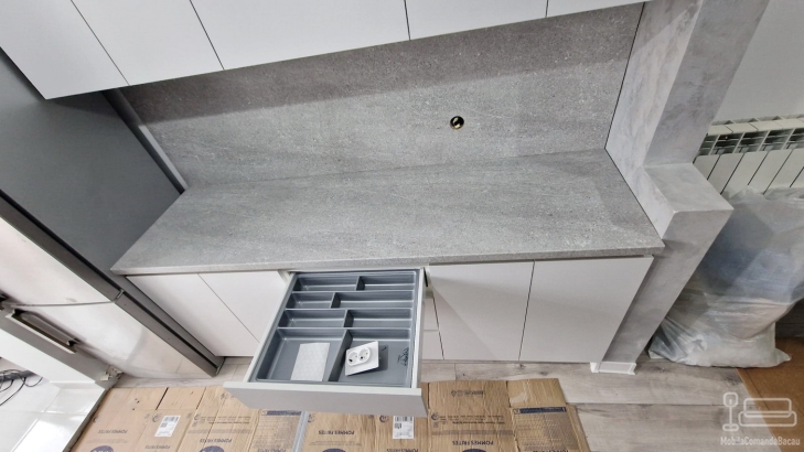 Mobilier bucătărie din MDF vopsit – feronerie Blum cu amortizare, Bacău