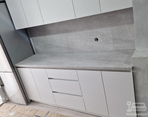 Mobilier bucătărie din MDF vopsit – feronerie Blum cu amortizare, Bacău
