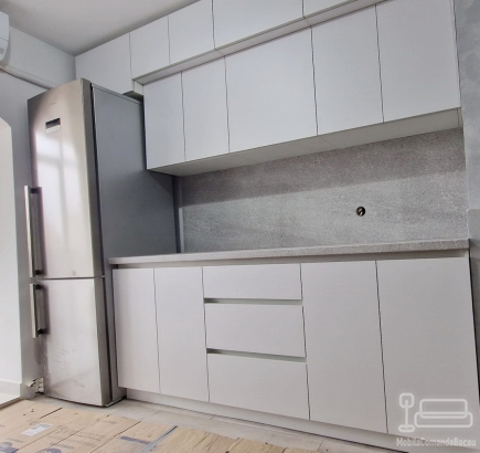 Mobilier bucătărie din MDF vopsit – feronerie Blum cu amortizare, Bacău