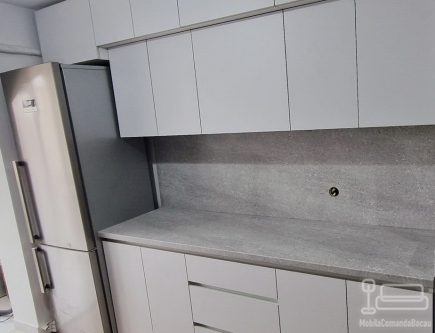 Mobilier bucătărie din MDF vopsit – feronerie Blum cu amortizare, Bacău