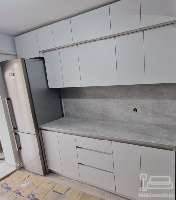 Mobilier bucătărie din MDF vopsit – feronerie Blum cu amortizare, Bacău