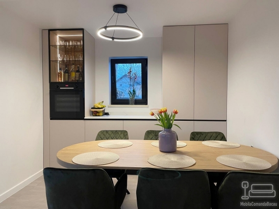 Bucătărie din MDF vopsit cu blat din quartz – profil Gola, chiuvetă sub blat (Bacău)