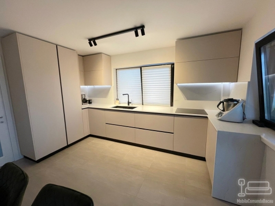 Bucătărie din MDF vopsit cu blat din quartz – profil Gola, chiuvetă sub blat (Bacău)