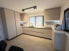 Bucătărie din MDF vopsit cu blat din quartz – profil Gola, chiuvetă sub blat (Bacău)