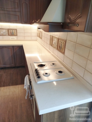 Bucătărie MDF înfoliat cu blat din quartz – Mobilier premium la comandă