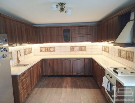 Bucătărie MDF înfoliat cu blat din quartz – Mobilier premium la comandă