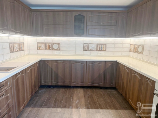 Bucătărie MDF înfoliat cu blat din quartz – Mobilier premium la comandă