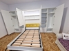 Dormitor cu Pat Rabatabil și Spații de Depozitare – Proiect Personalizat în Brașov