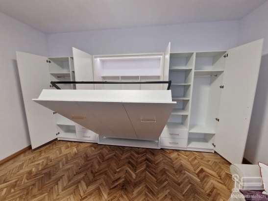 Dormitor cu Pat Rabatabil și Spații de Depozitare – Proiect Personalizat în Brașov
