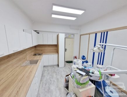 Mobilier cabinet stomatologic din PAL, montat în Buhuși, județul Bacău