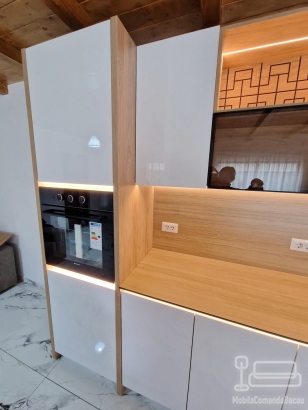 Mobilier bucătărie lucios cu blat și contrablat din HPL, montat în Adjud