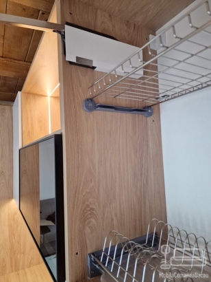 Mobilier bucătărie lucios cu blat și contrablat din HPL, montat în Adjud