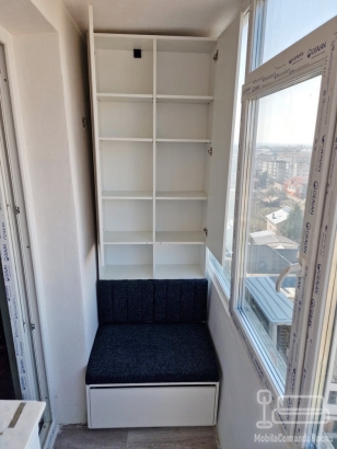 Mobilier balcon cu șezut tapițat și depozitare, montat în Roman, Neamț